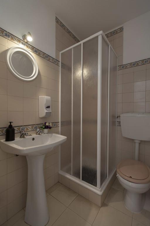 Guest House First Floor Лагос Екстериор снимка